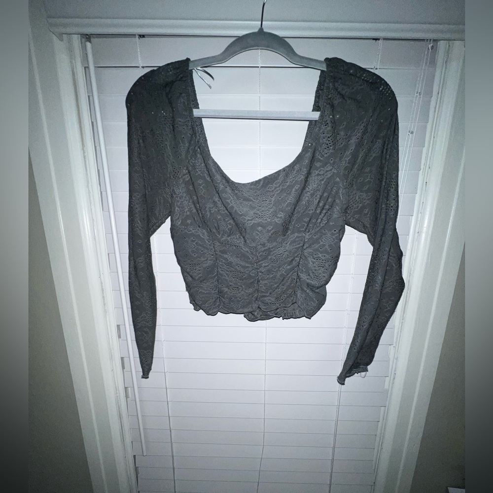 Gray flowered crop long sleeve